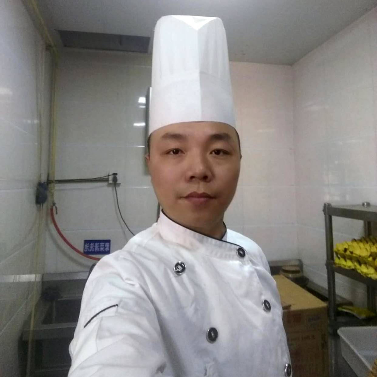 高跟鞋等待明媚的照片