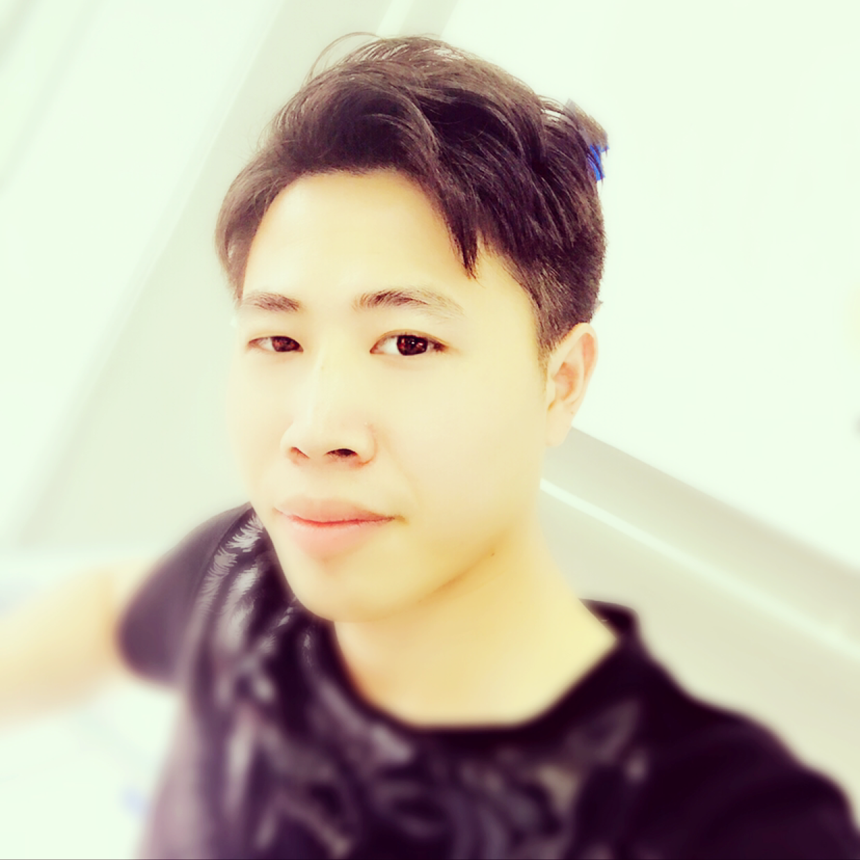 魁梧凝眸溪流的照片