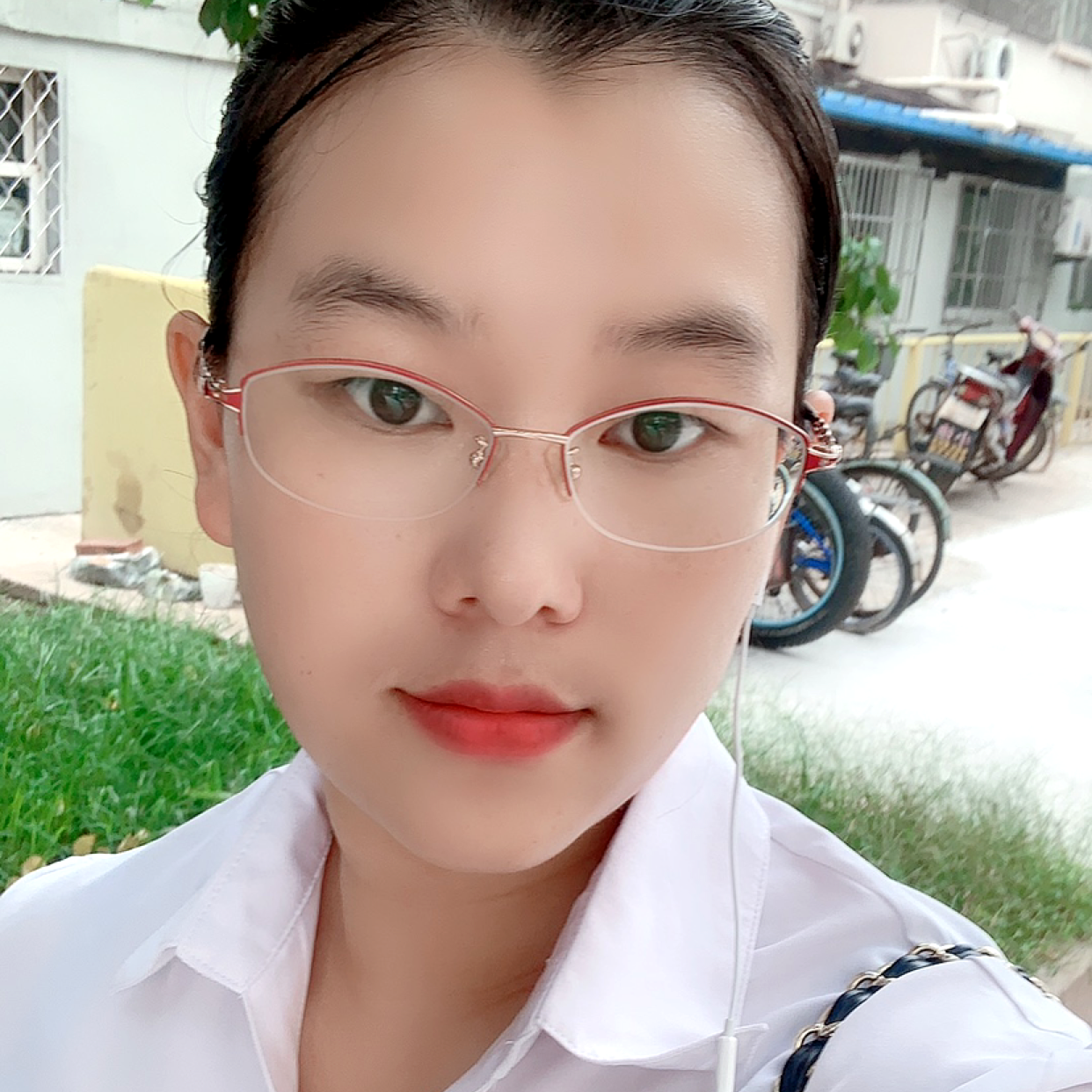 默默踢夏露的照片