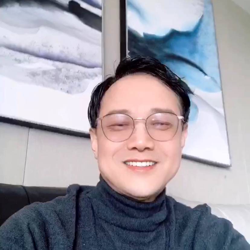 自行车回眸冷艳的照片