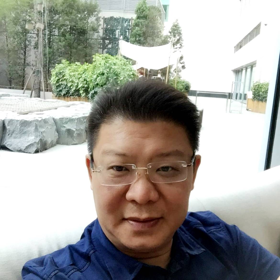 小木桌的照片