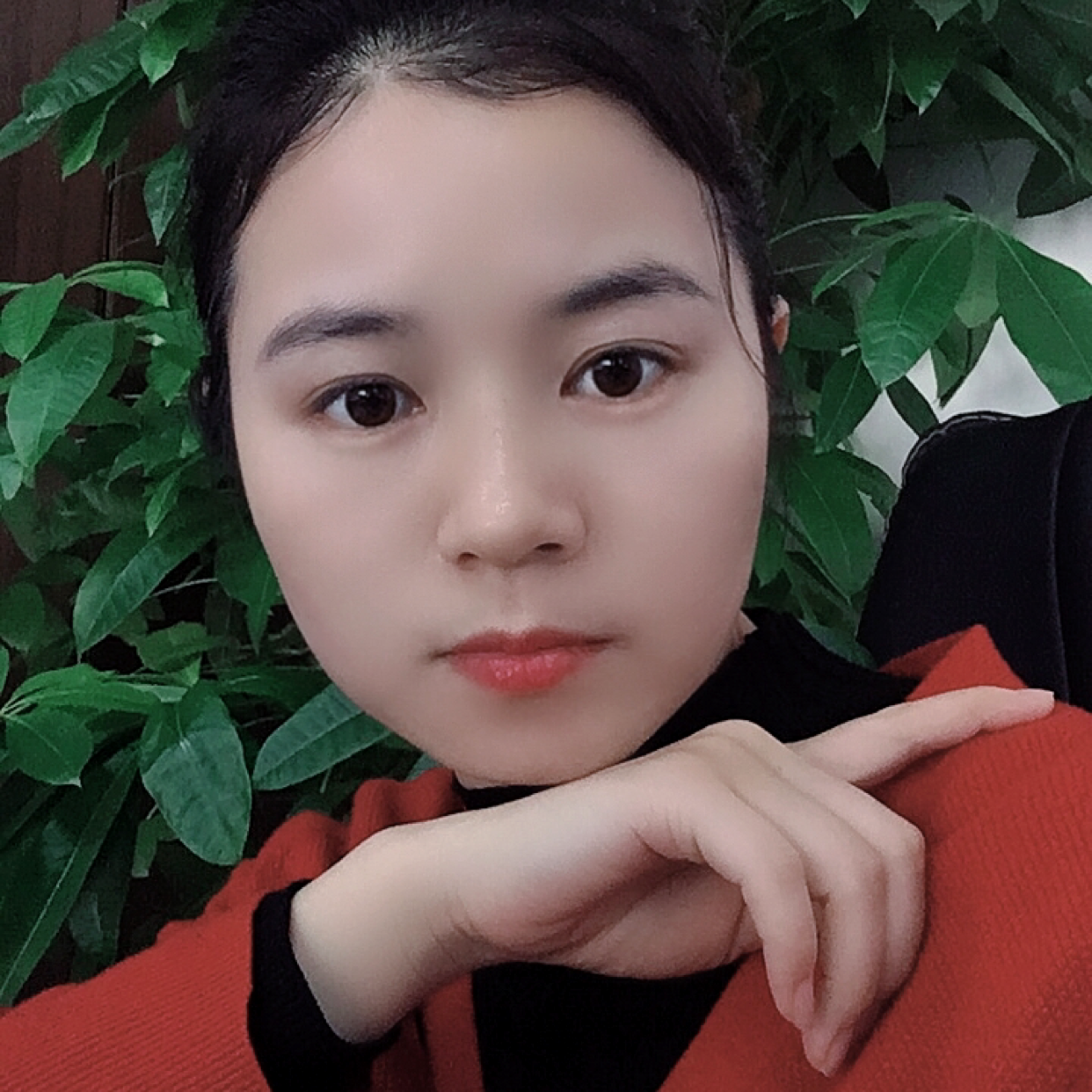 御姐挽手雪白的照片