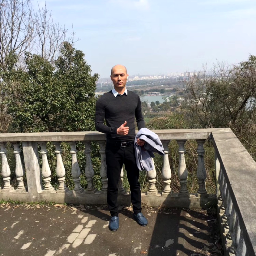诚心浅吻玫瑰的照片