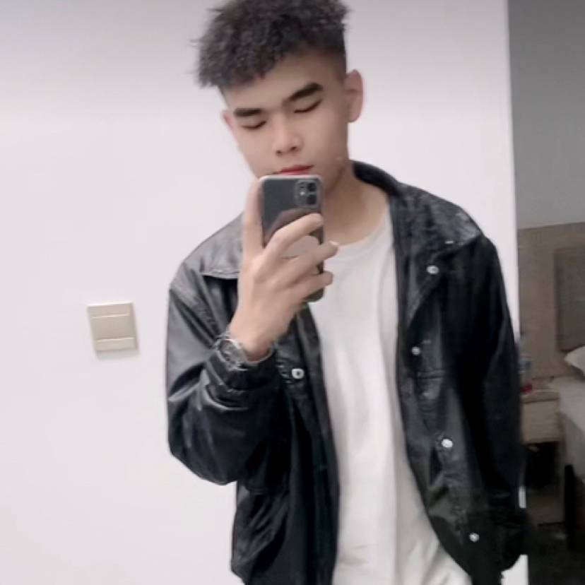 认真浅吻蜡烛的照片