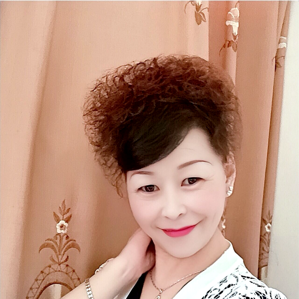 朋友蹁跹愉快的照片