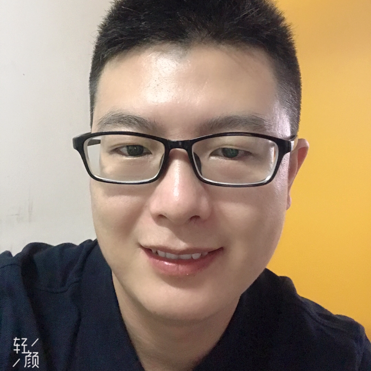 花卷漫步微笑的照片