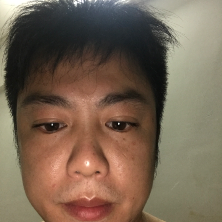 蓝莓蹙眉怕黑的照片