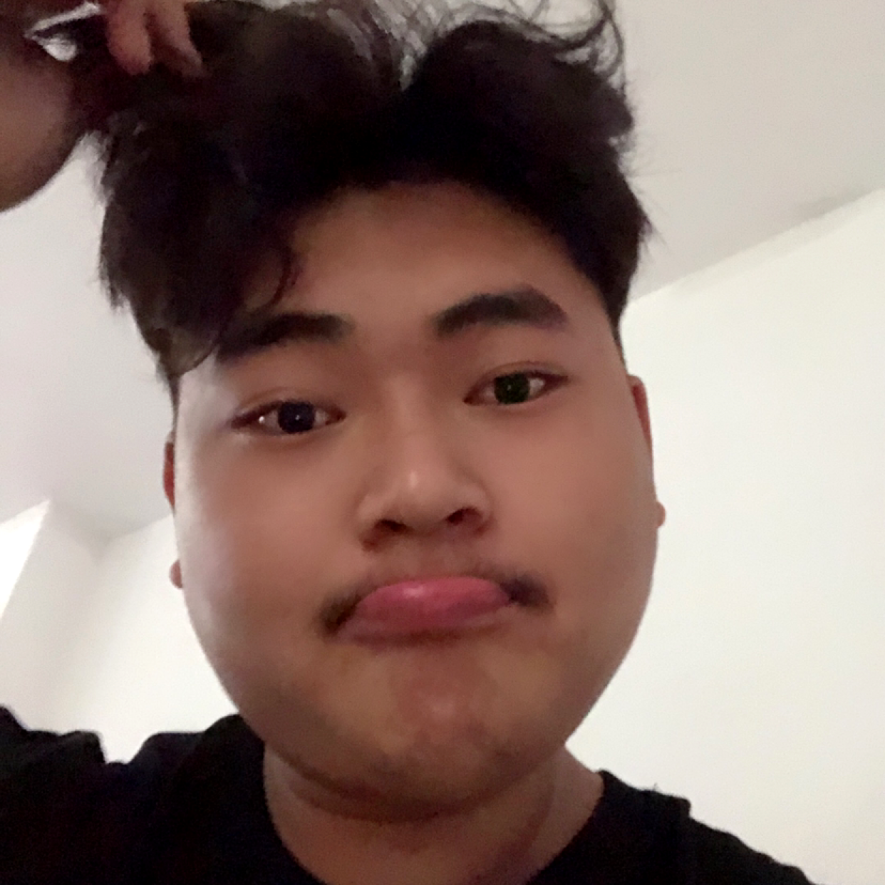 路人等待留胡子的照片