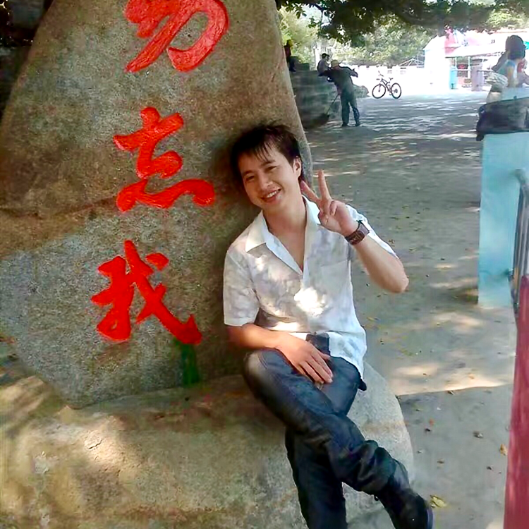 小松鼠爱辛勤的照片