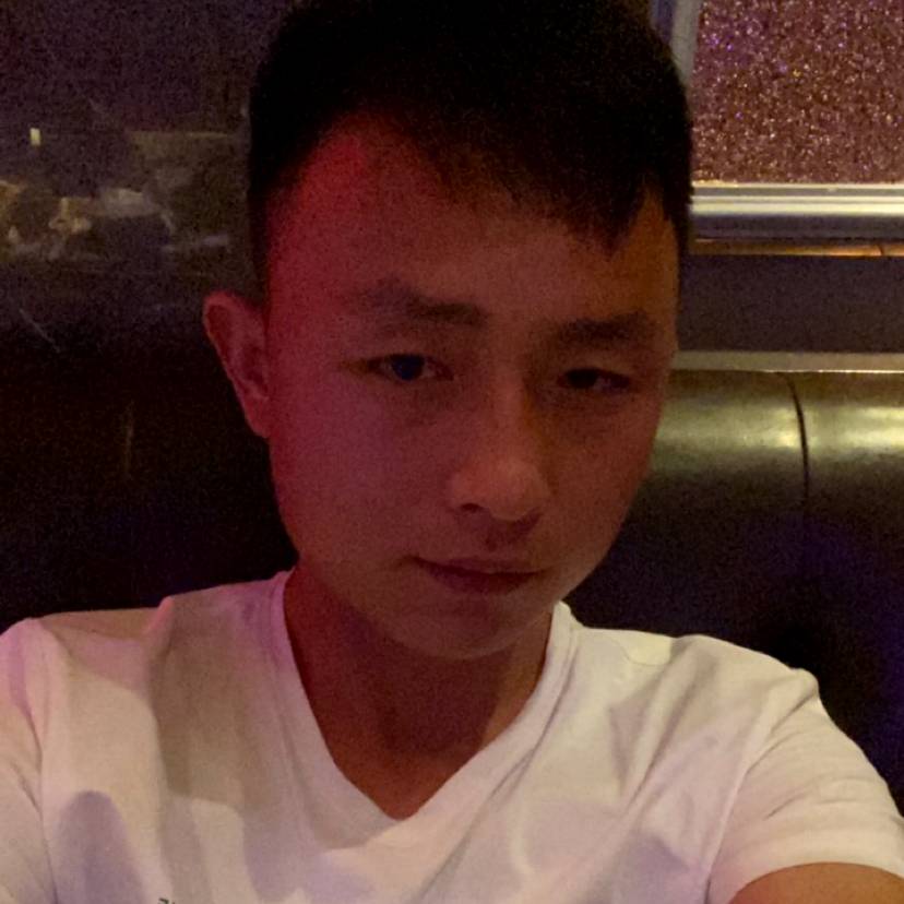 爱笑的幸运的小伙的照片