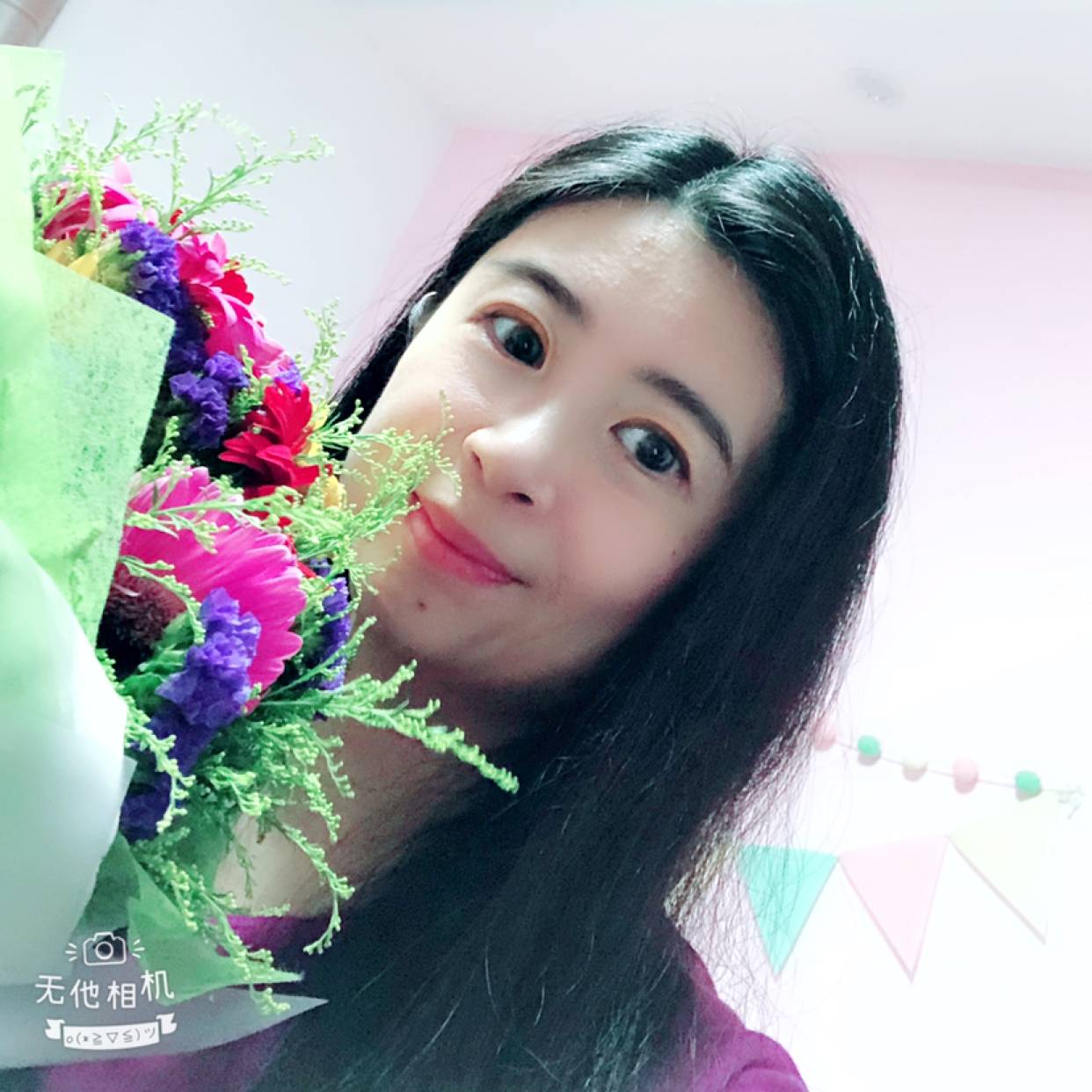 风中摇曳的花朵的照片