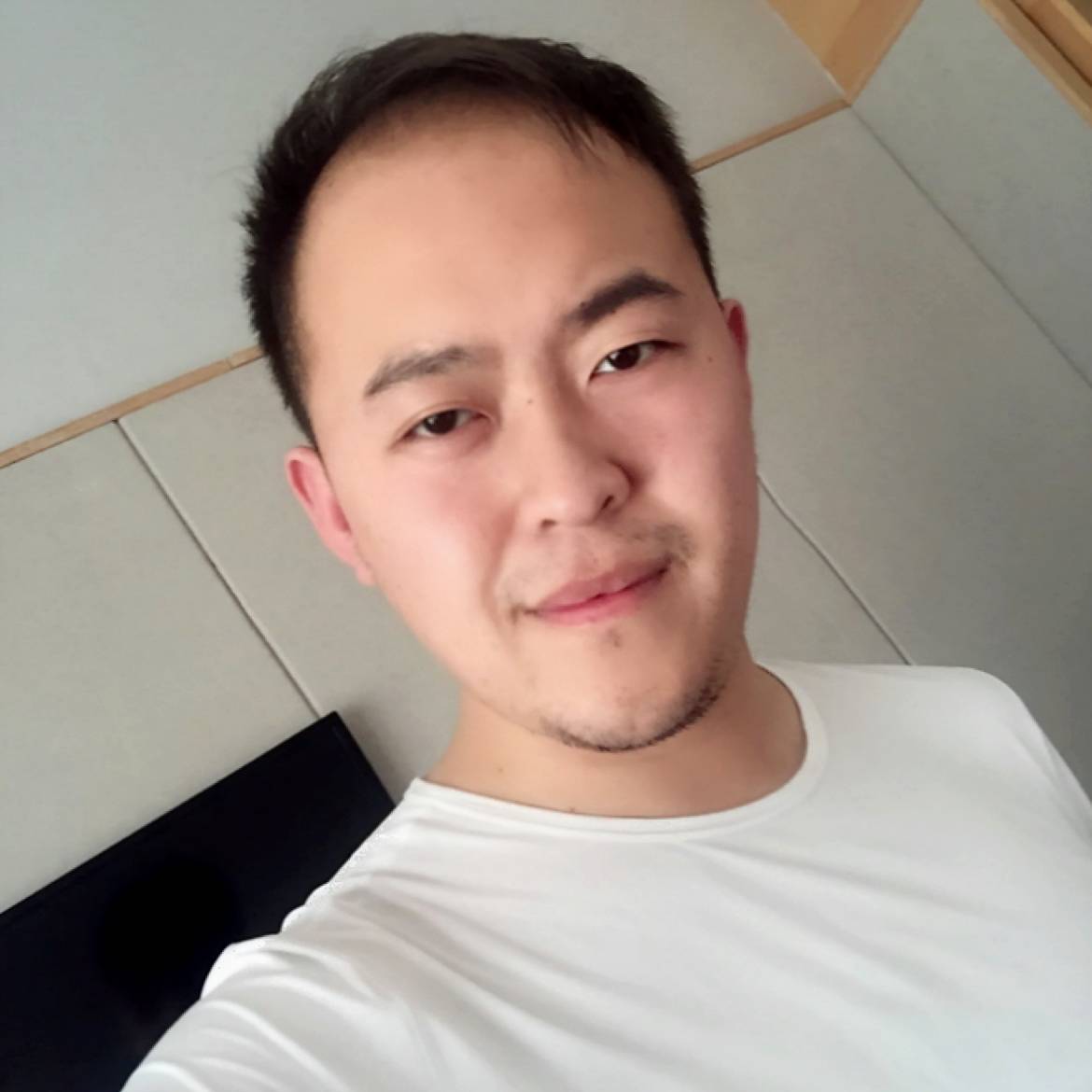 星空下的白桦林的照片
