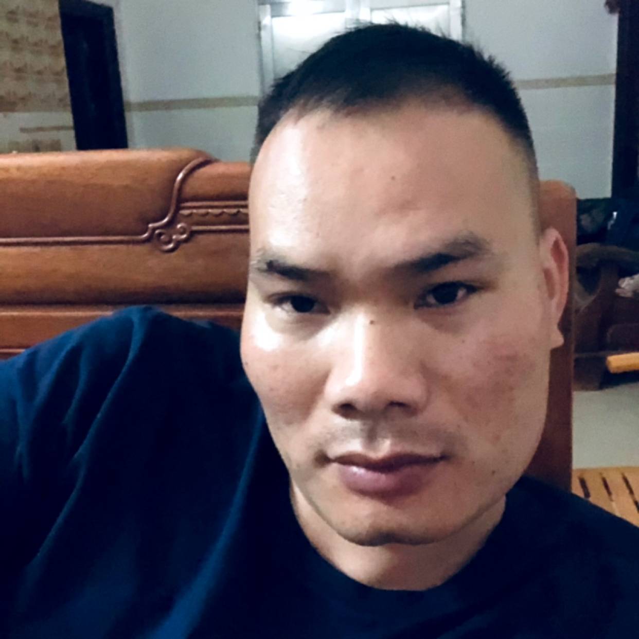 认真請小松鼠的照片