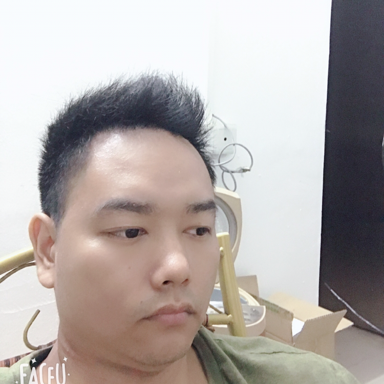 身影蹙眉不安的照片