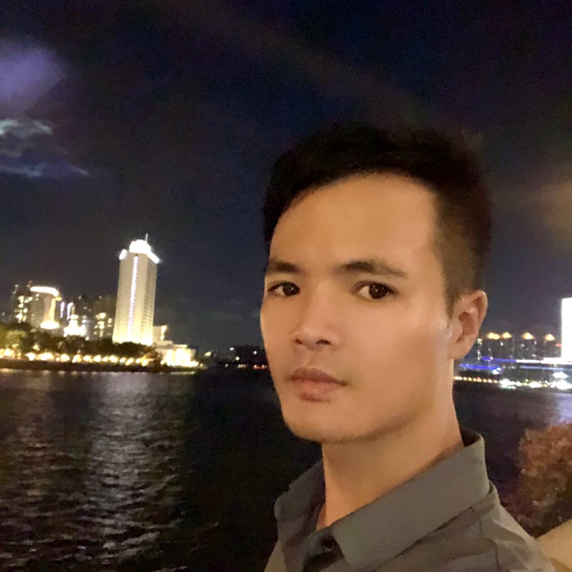 殷勤深拥黑夜的照片