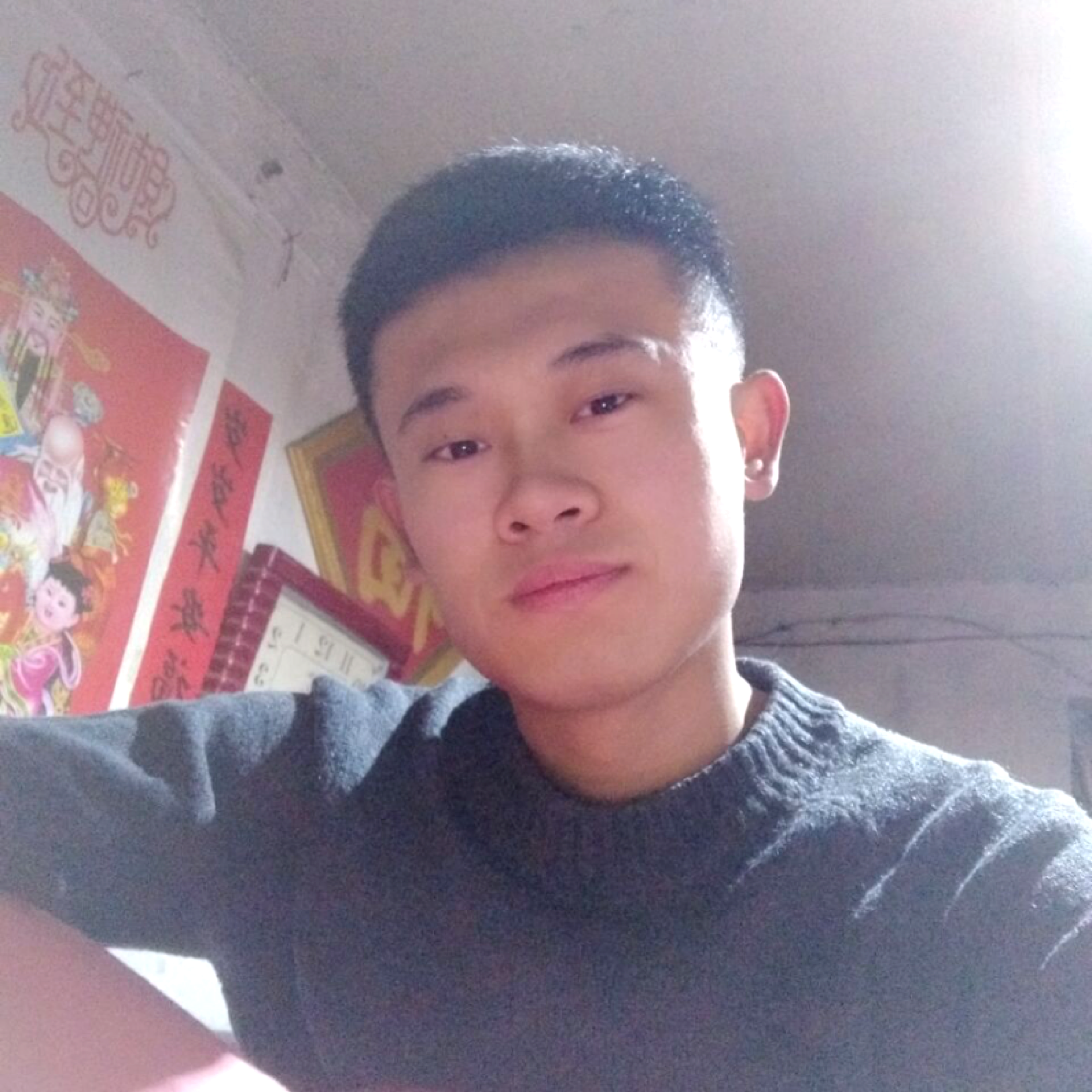 小胡子的风衣的照片
