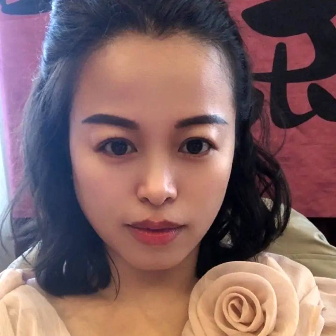 眉间褶皱的照片