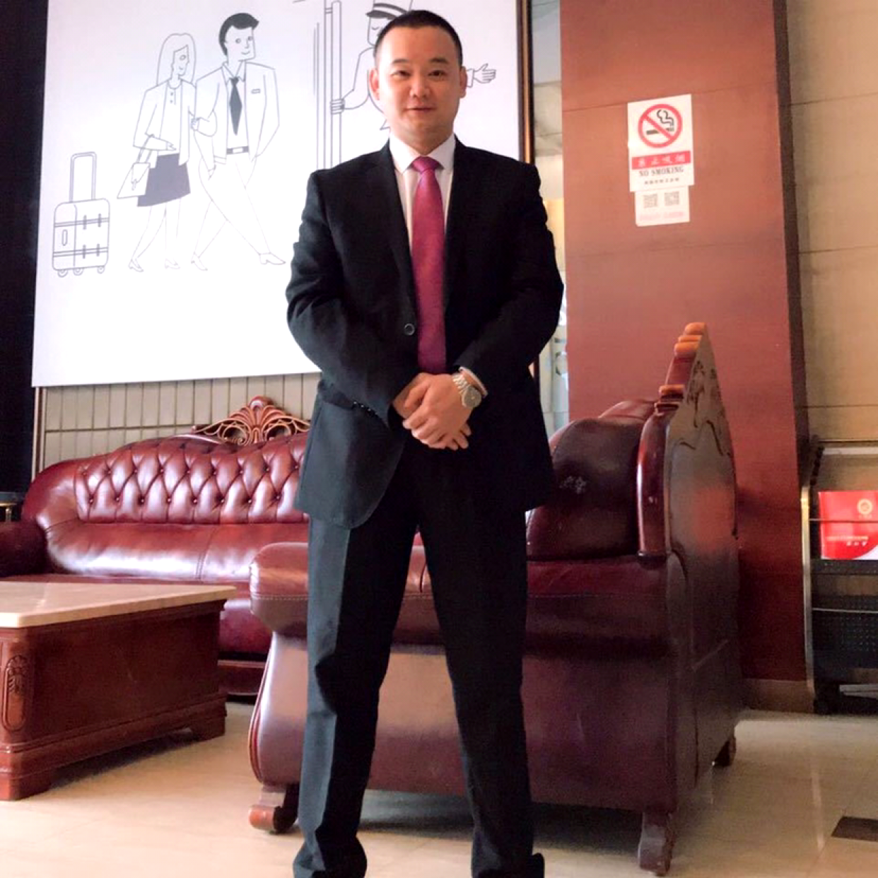 草丛蹙眉迷路的照片