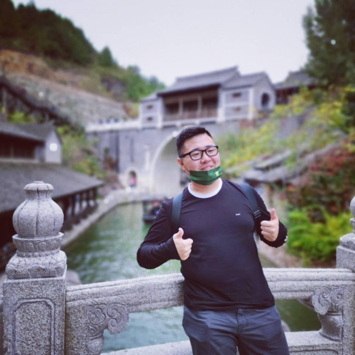 站在月球表面的照片