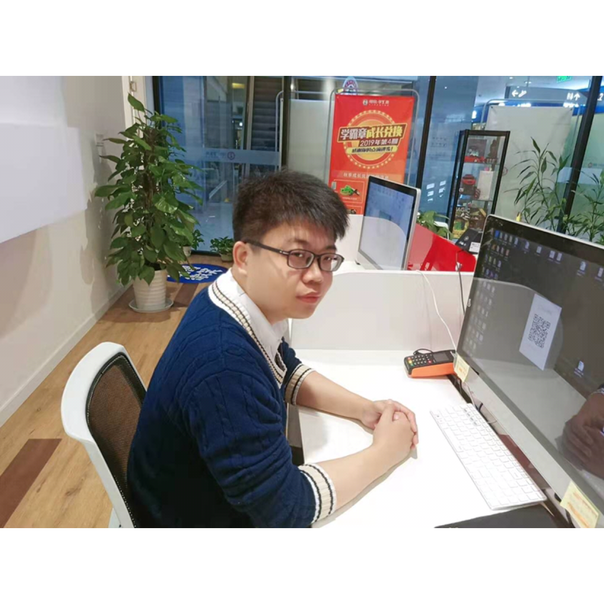 小蚂蚁回首迷路的照片