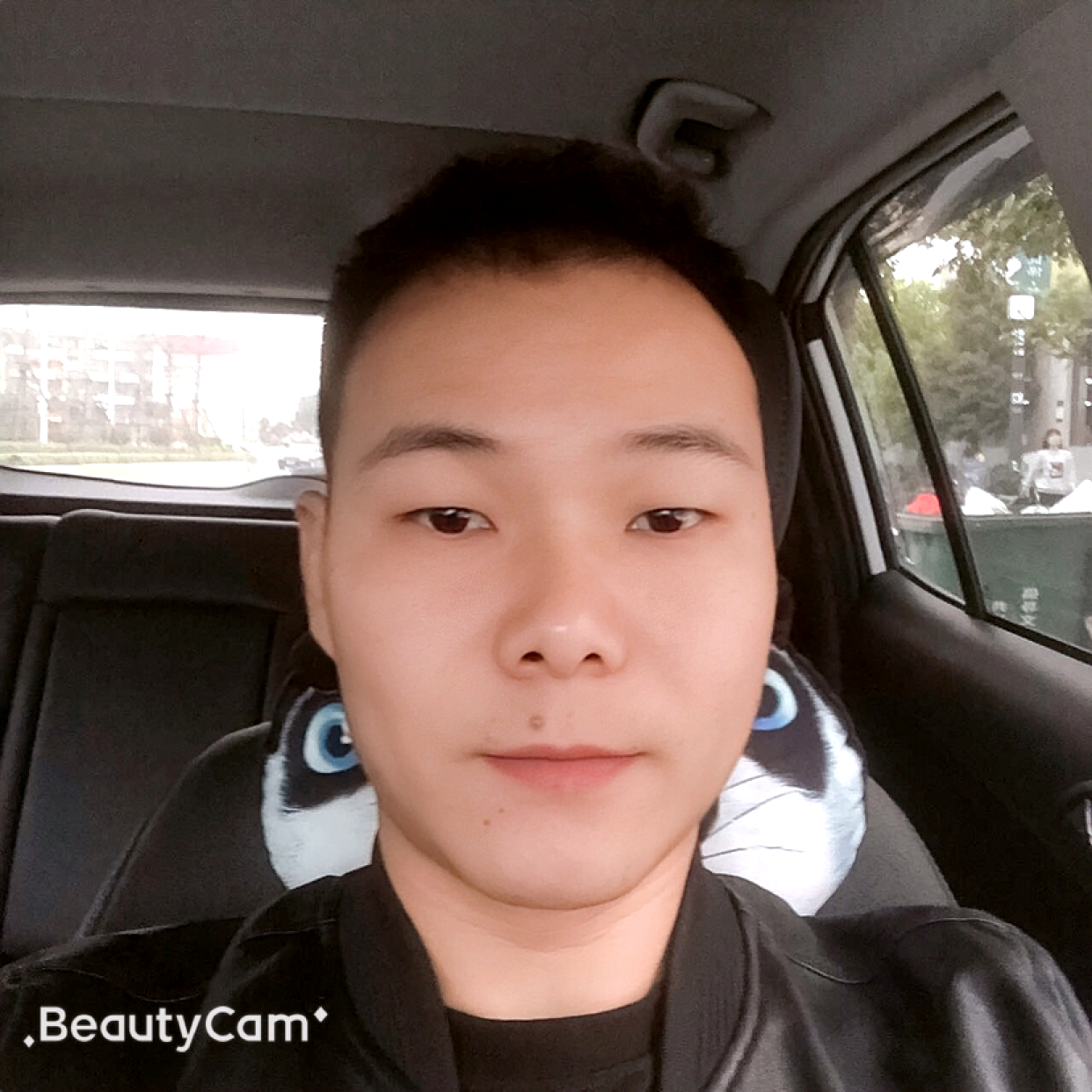 情动那深情的照片