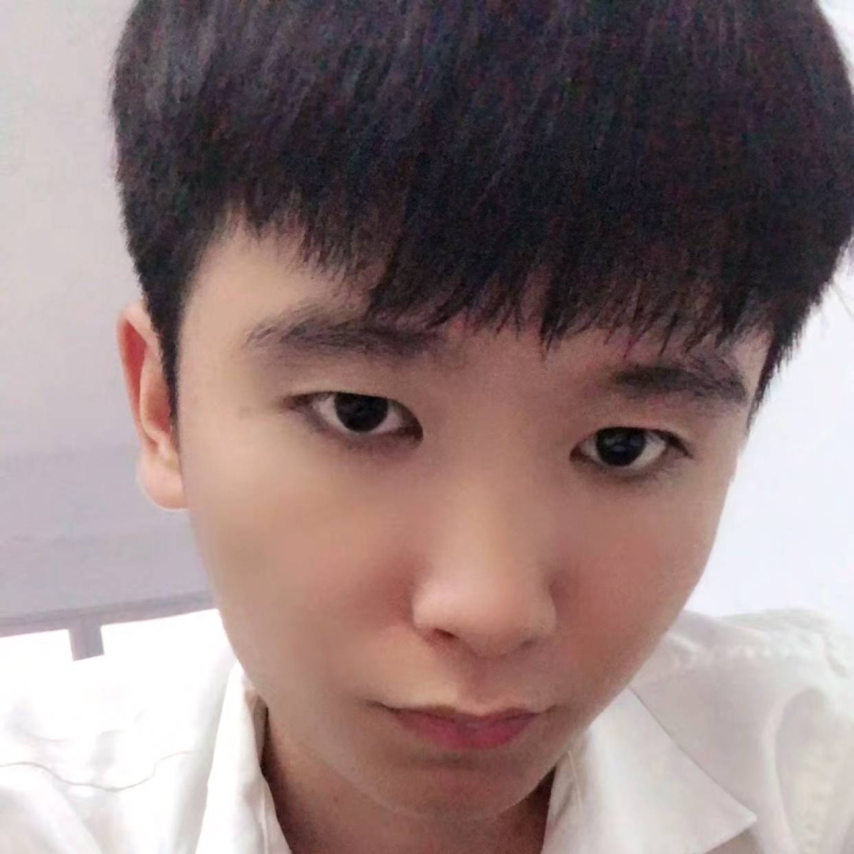 安然逸笑的照片