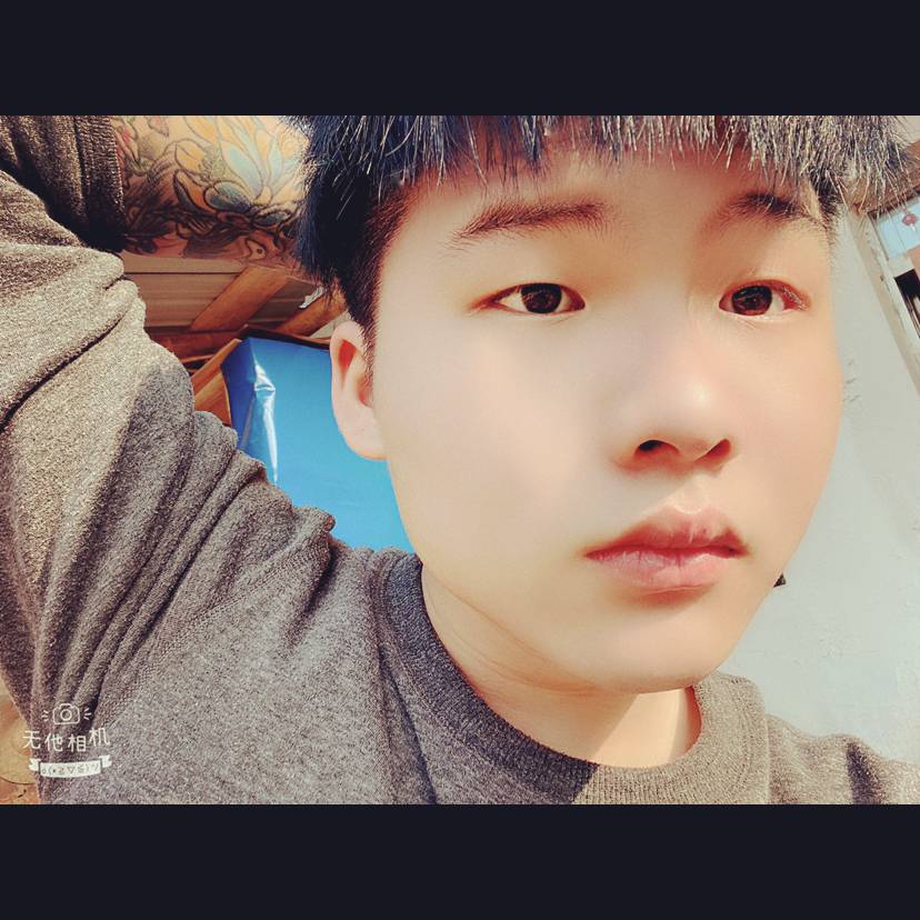 美女凝眸冷静的照片