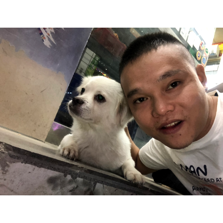 一个人闻月亮的照片