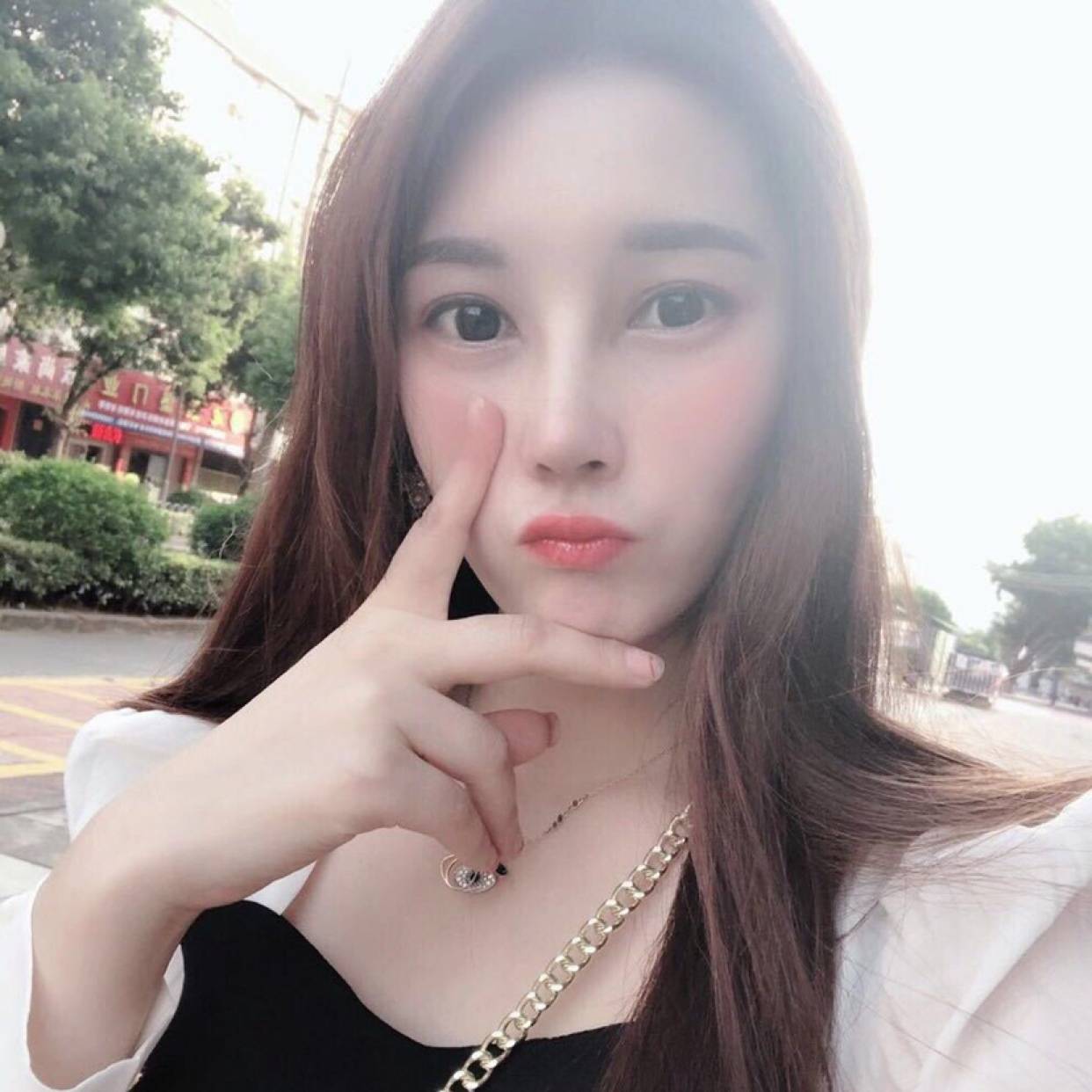 长情深拥枫叶的照片