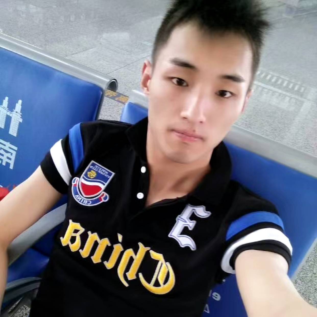 暧昧挽手电话的照片