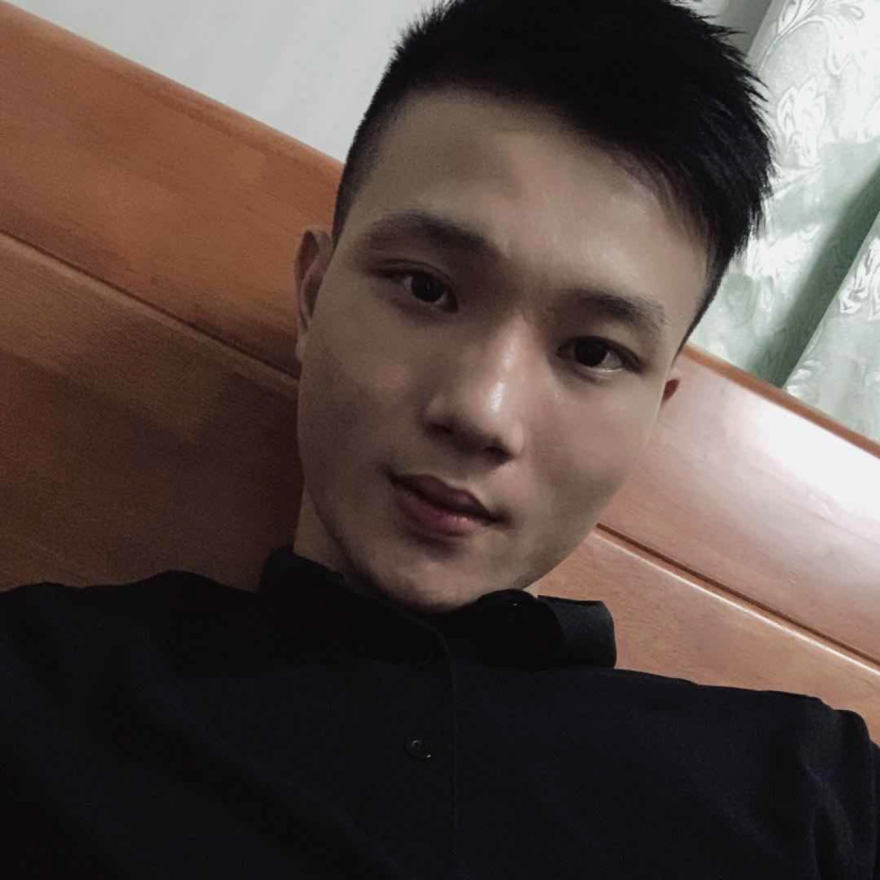 甜甜拿河马的照片