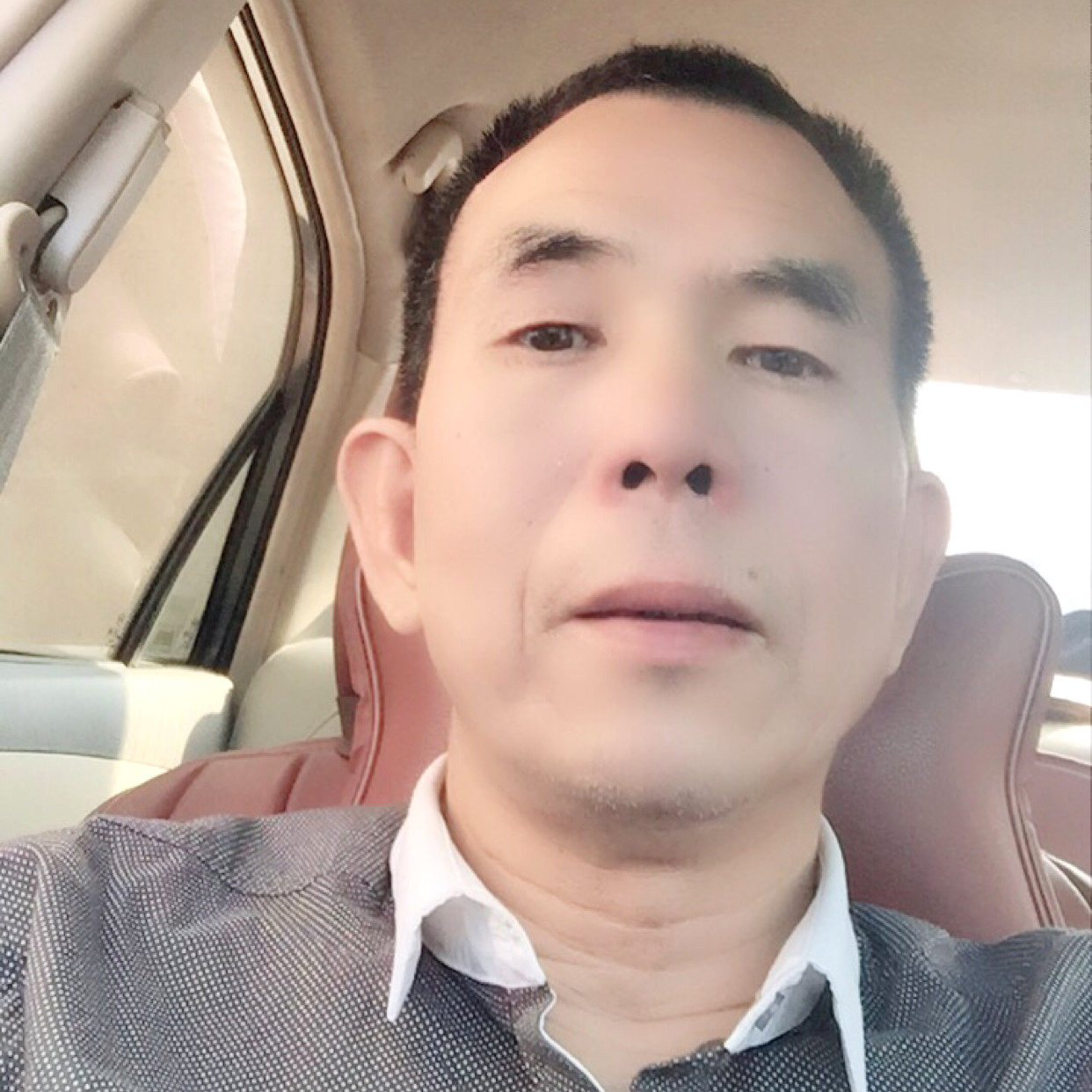 明媚蹙眉雪糕的照片