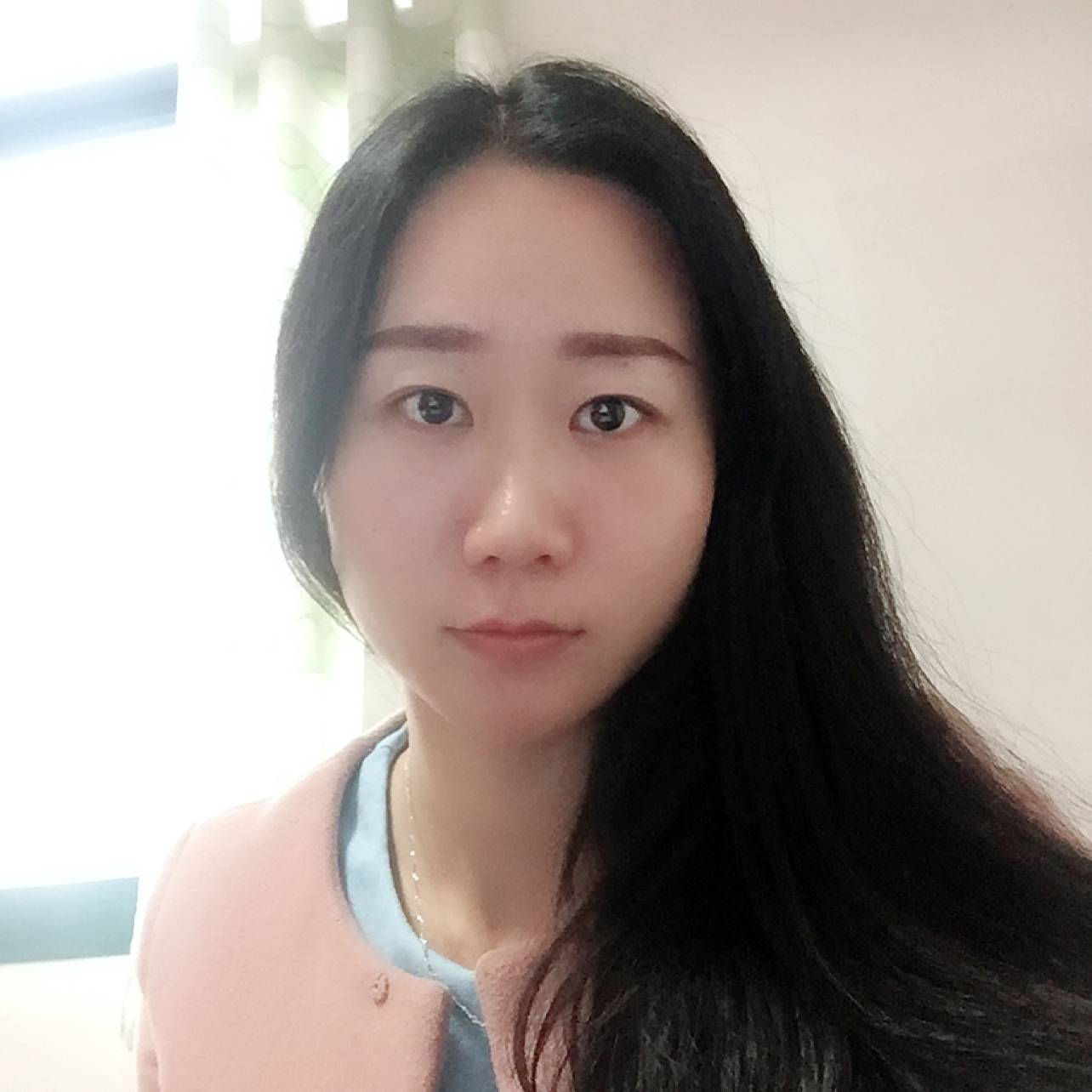 路人爱恋阳光的照片