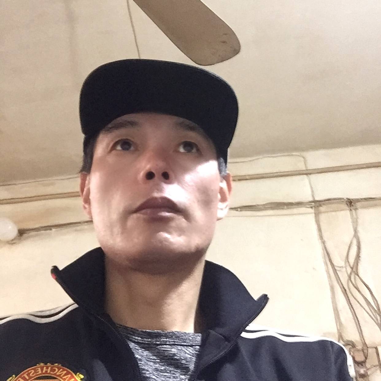 虚心拿数据线的照片