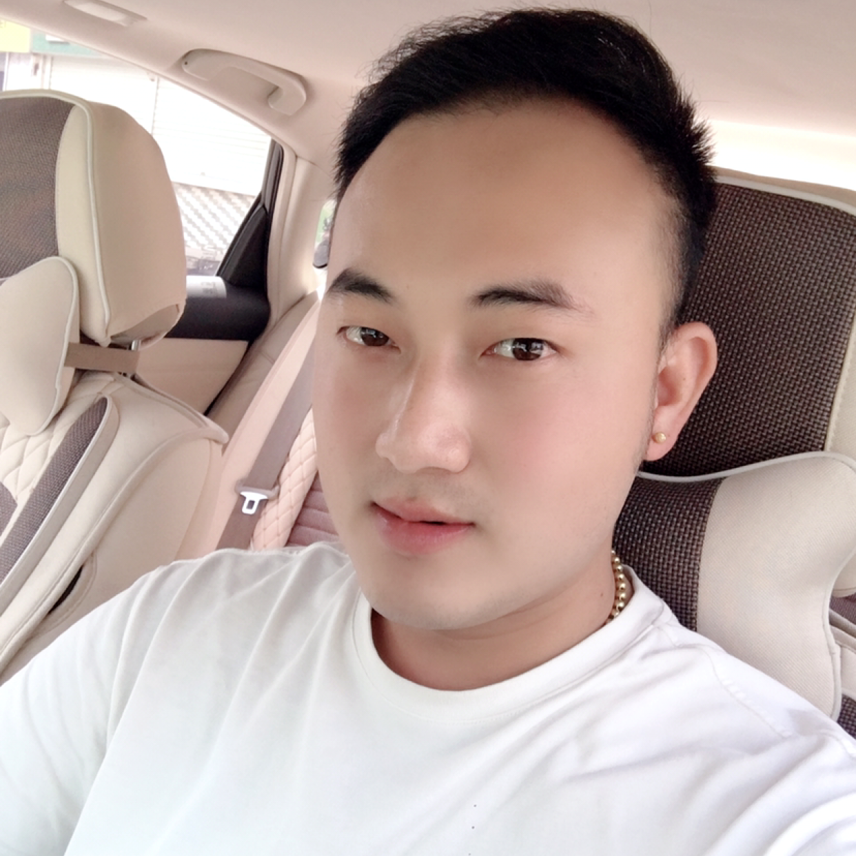绿草回首喜悦的照片