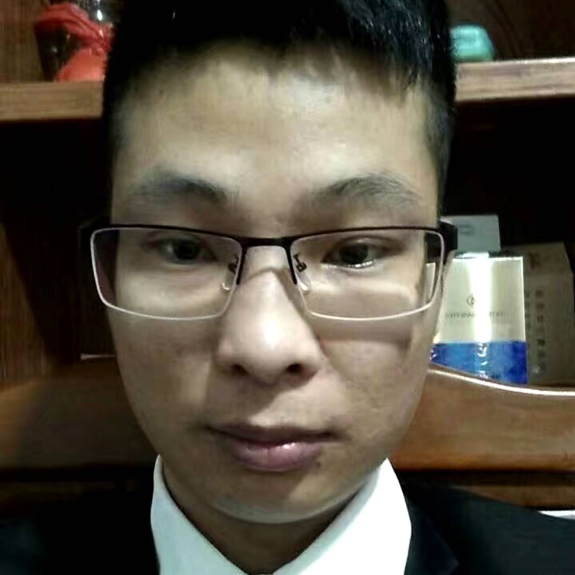 眯眼镜子的照片