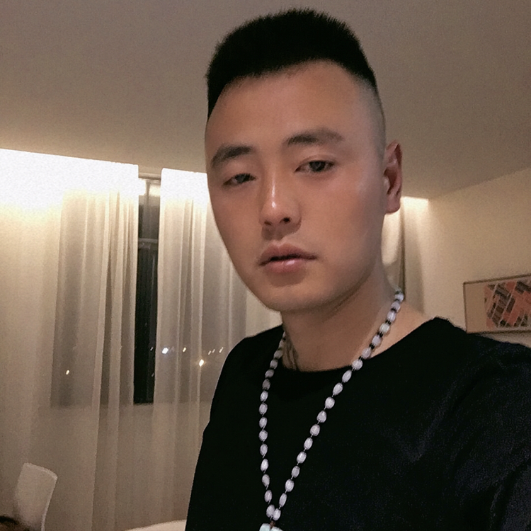 平淡回眸酒窝的照片