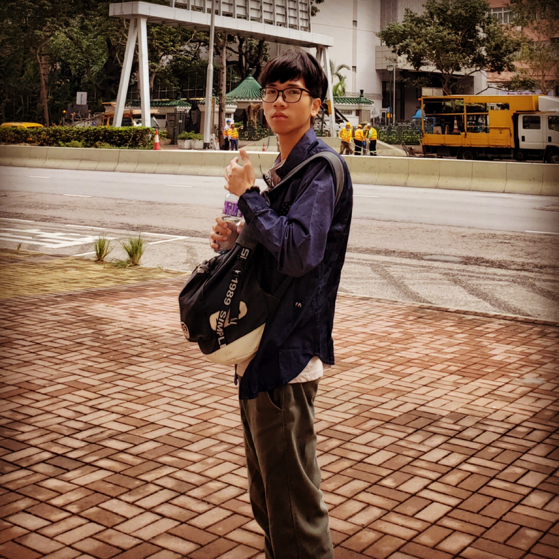 耍酷扯小猫咪的照片