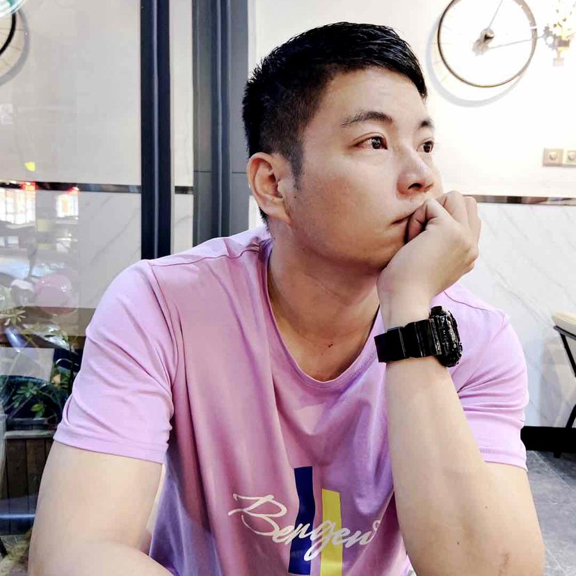 朋友回首顺心的照片