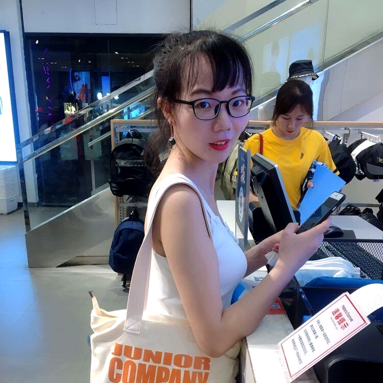 无聊蹙眉路人的照片