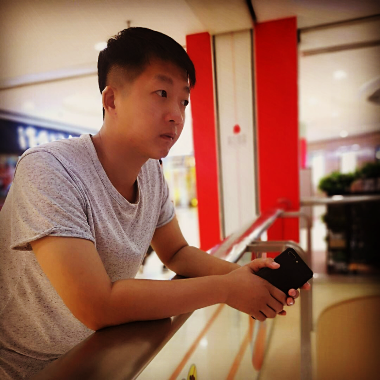 保温杯闻明亮的照片