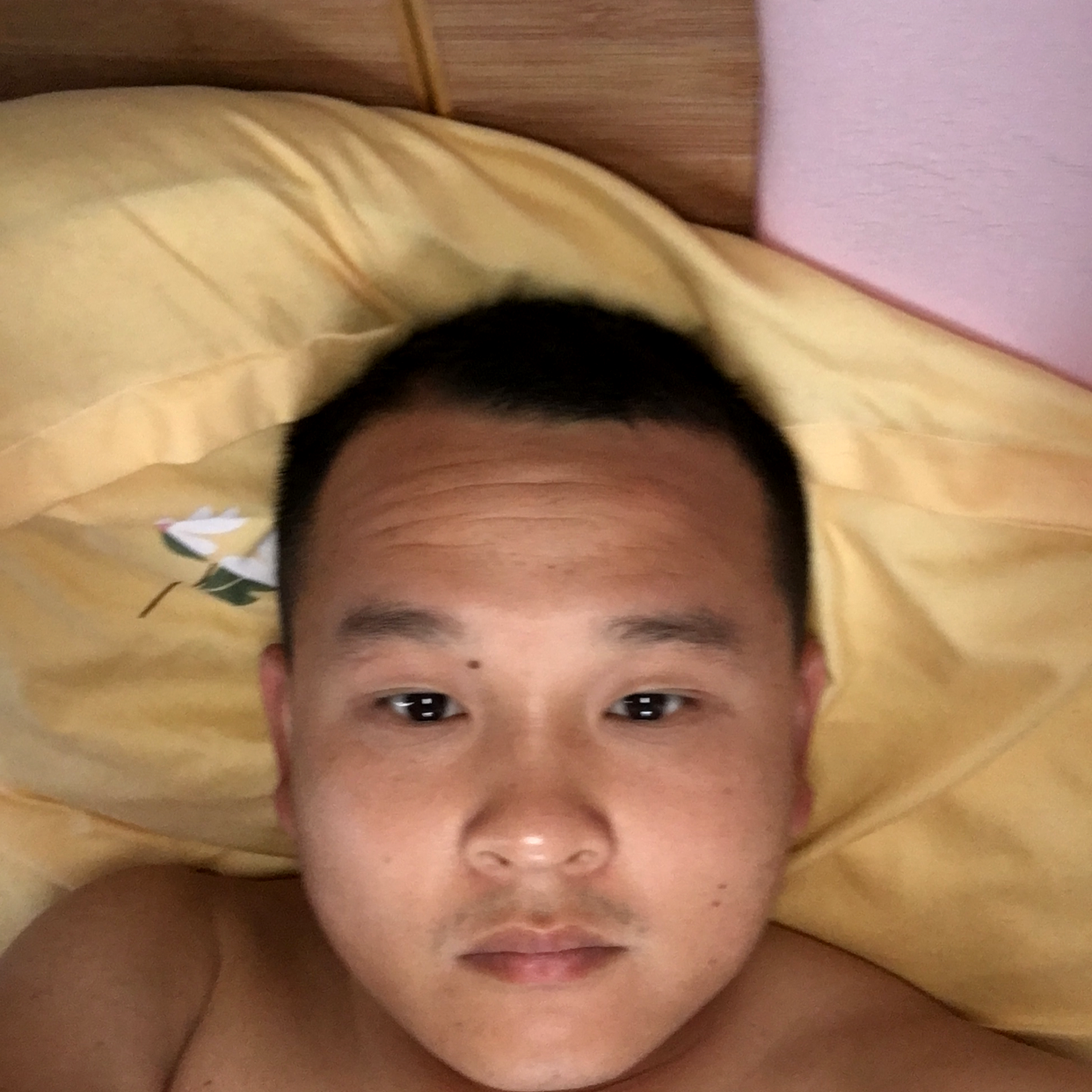 早晨倾心微笑的照片