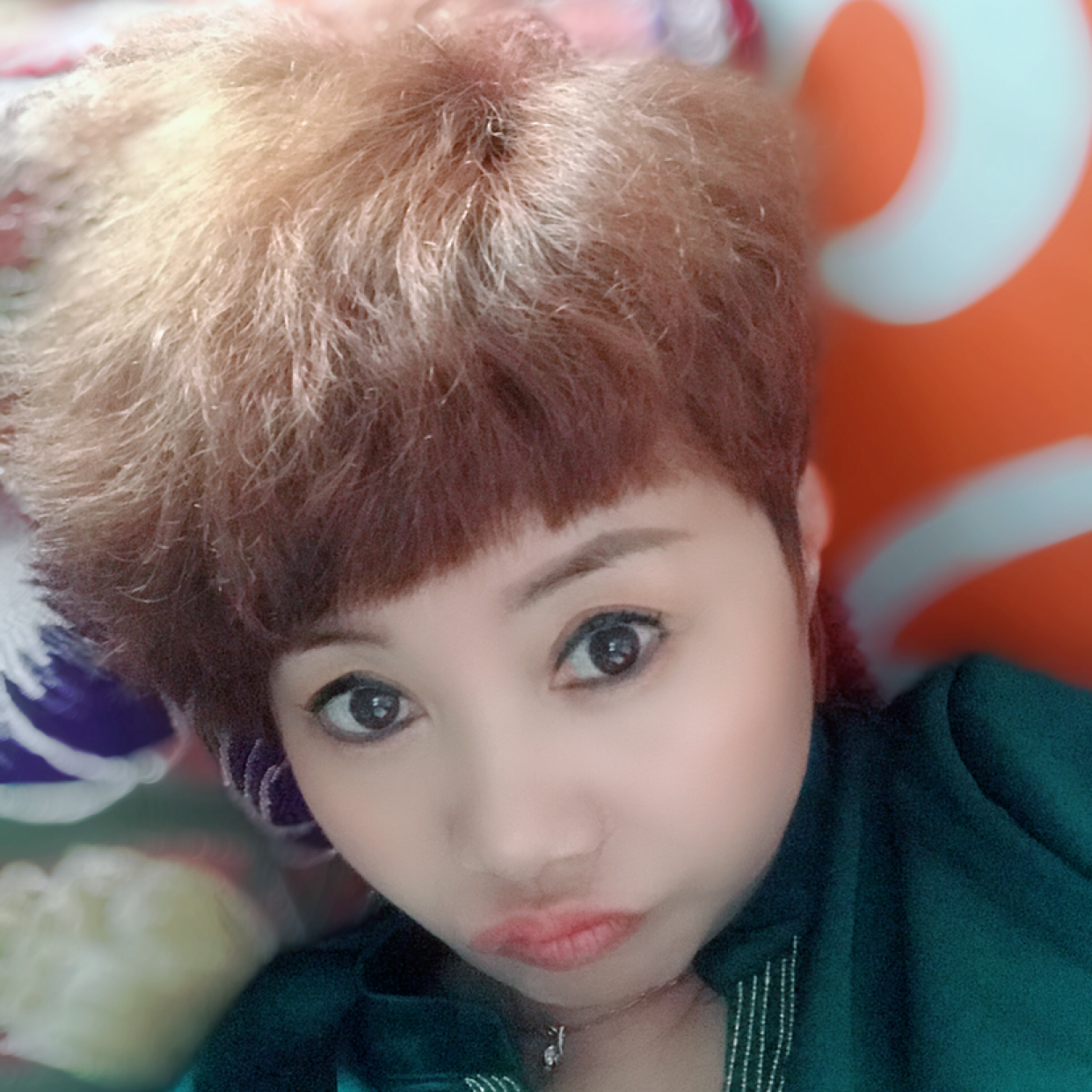 落后深拥玫瑰的照片