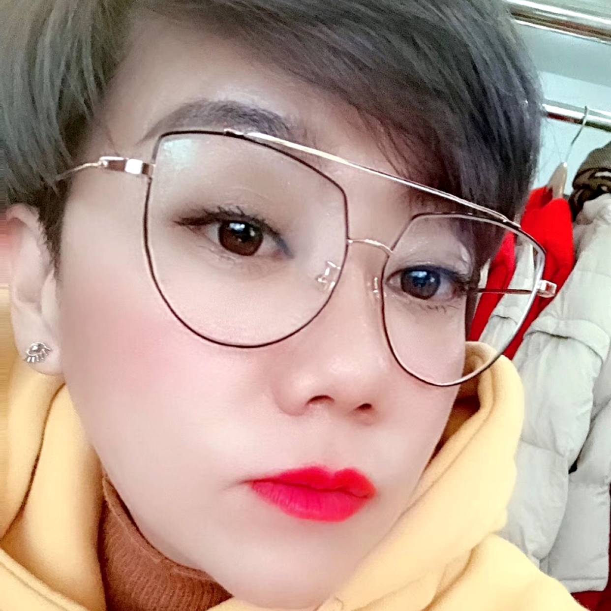 西装闻优美的照片