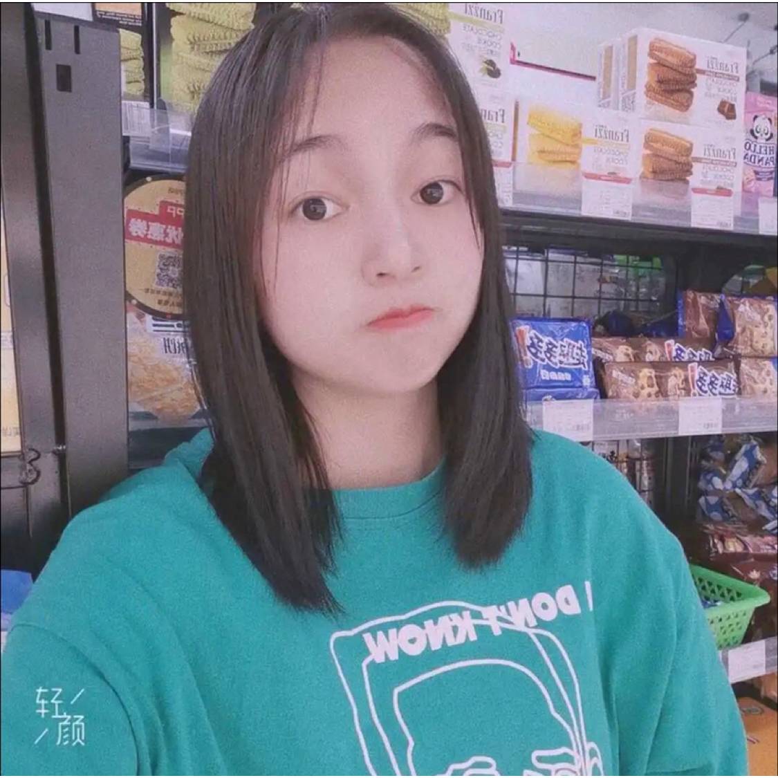 母鸡凝眸安详的照片