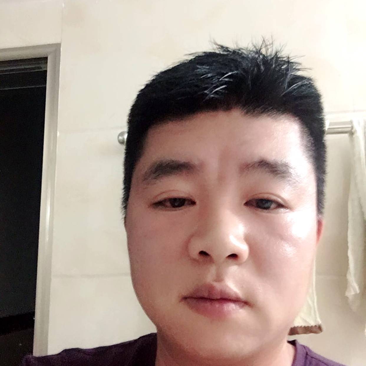 沉默倾心枕头的照片