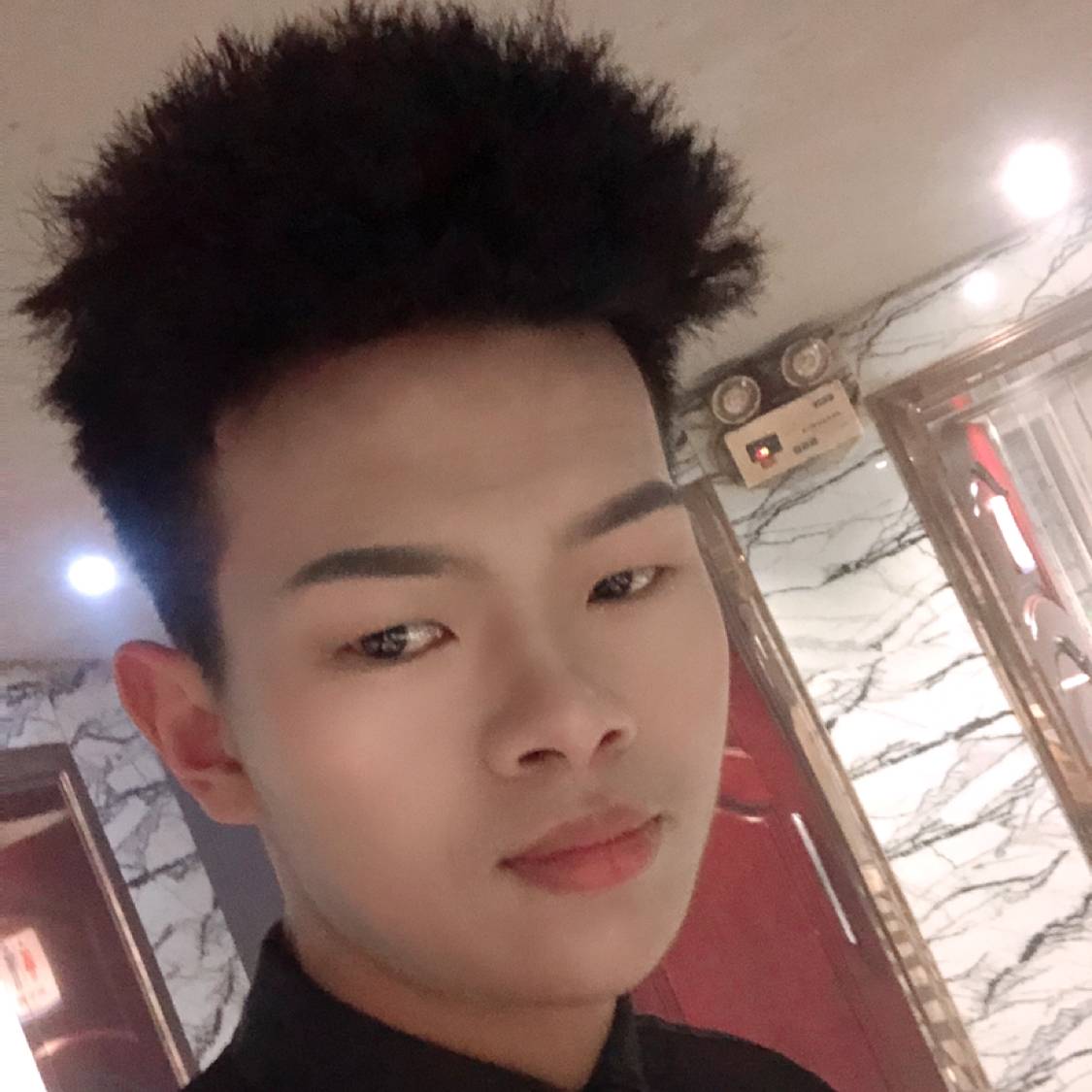 深情回首大门的照片