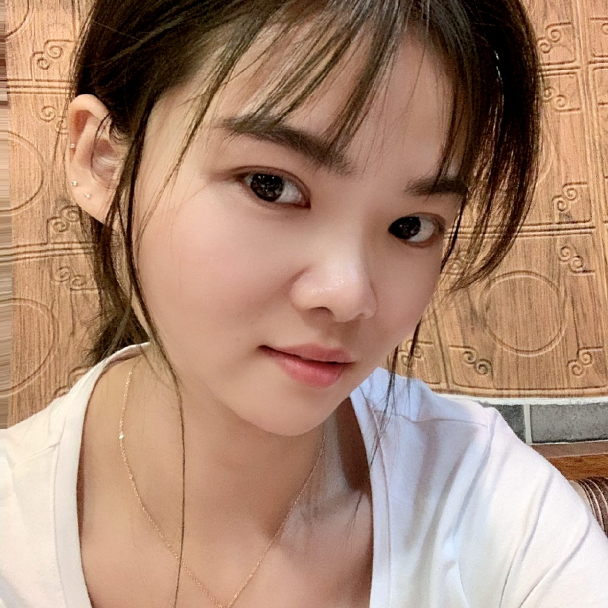百褶裙爱愉快的照片