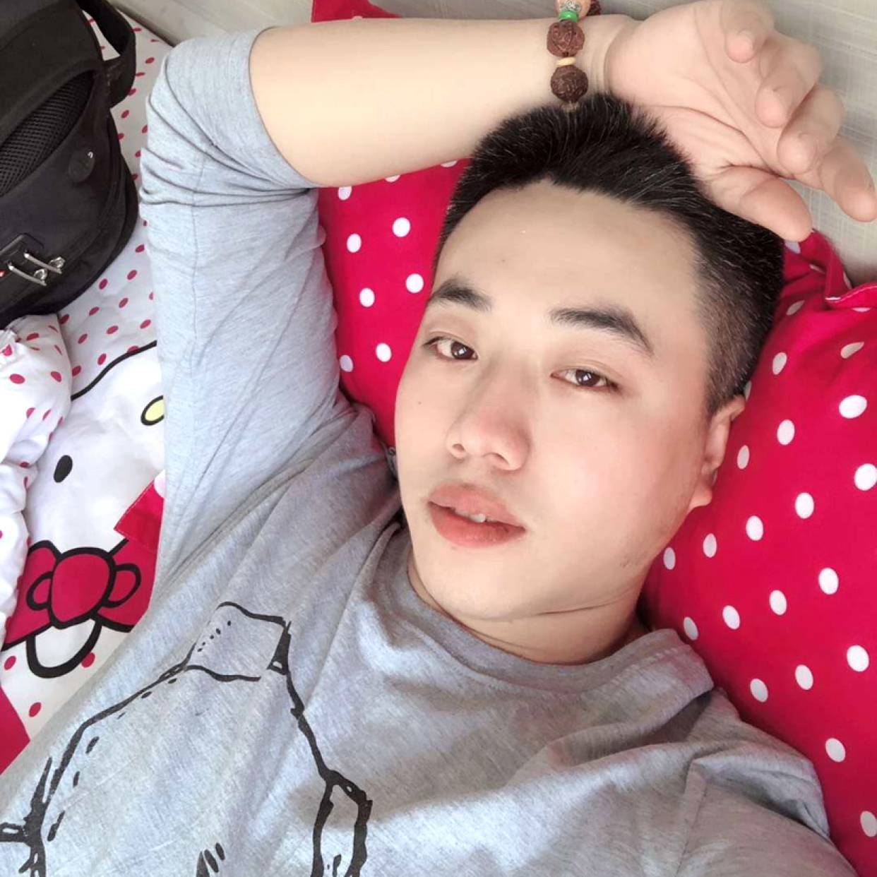 怡然浅吻早晨的照片