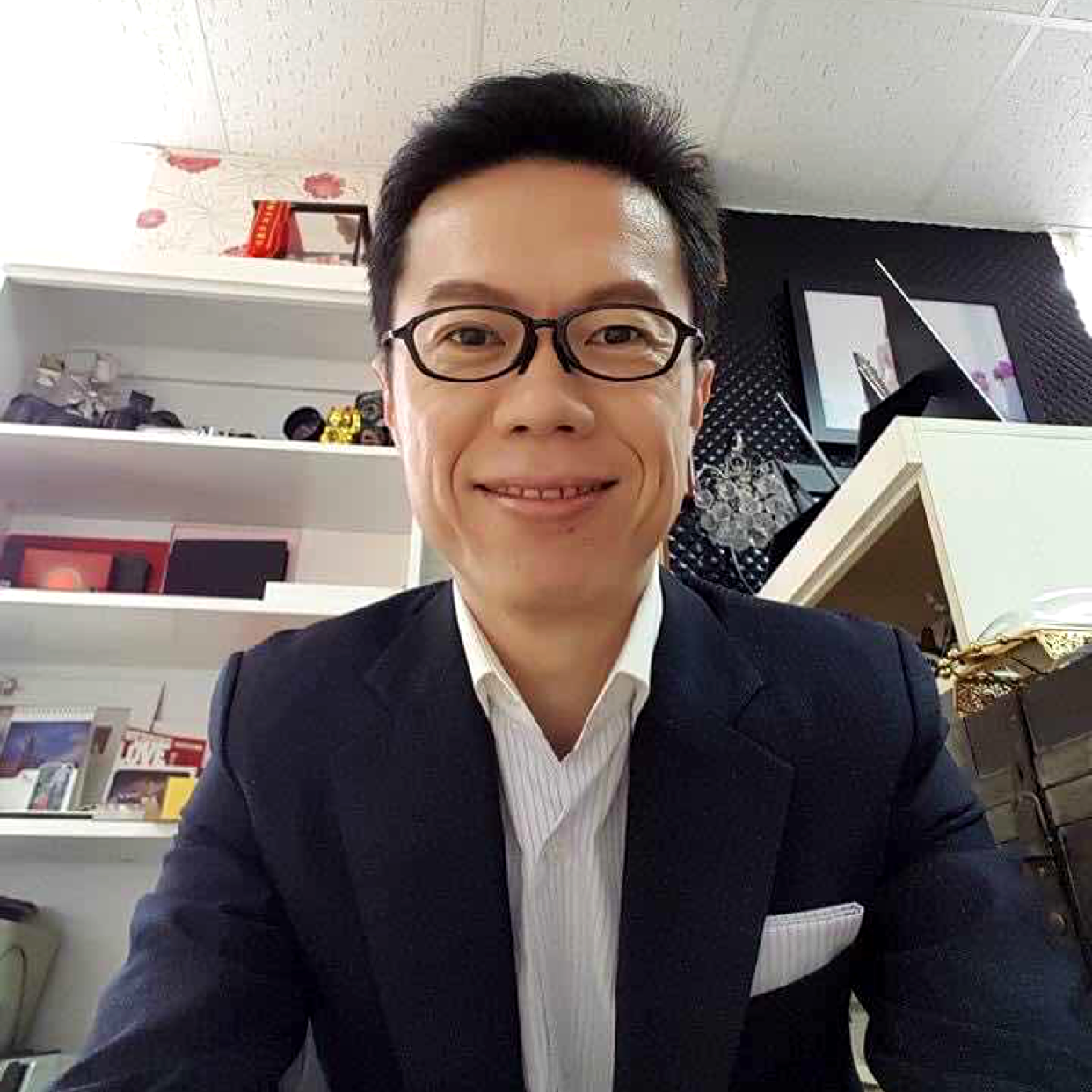 水杯迎炙热的照片